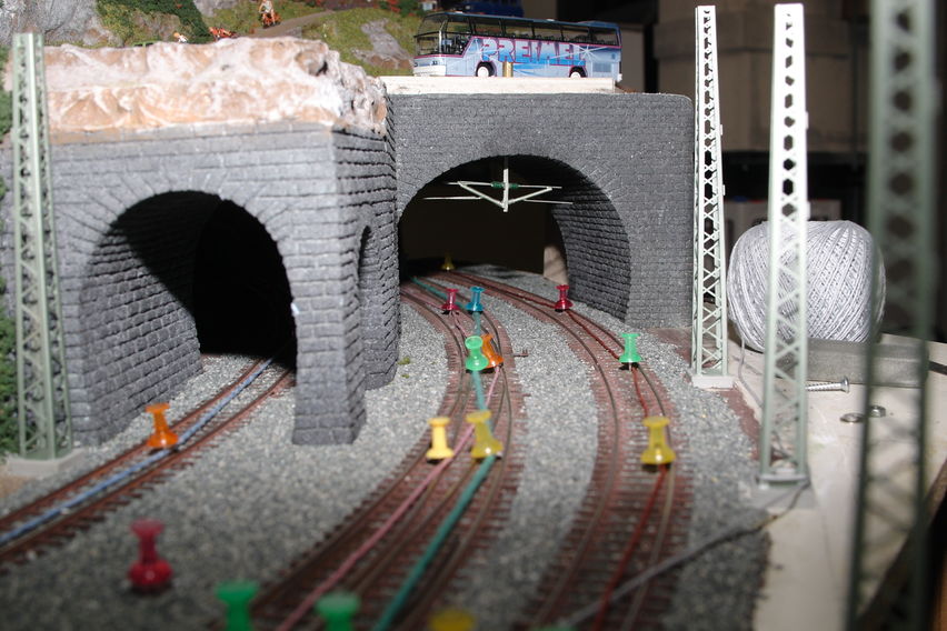 Hier kann man gut erkennen, wie die farbigen Fäden den Oberleitungsverlauf nachbilden. Im Tunnel erkennt man einen Eigenbau.
Keywords: 2007;Oberleitung;Wendelsteig
