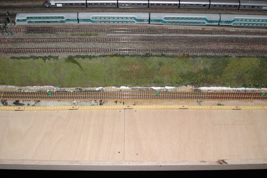Abstecken der Fahrleitung mittels farbiger Drähte.
Keywords: 2009;Oberleitung;Strassenbahn