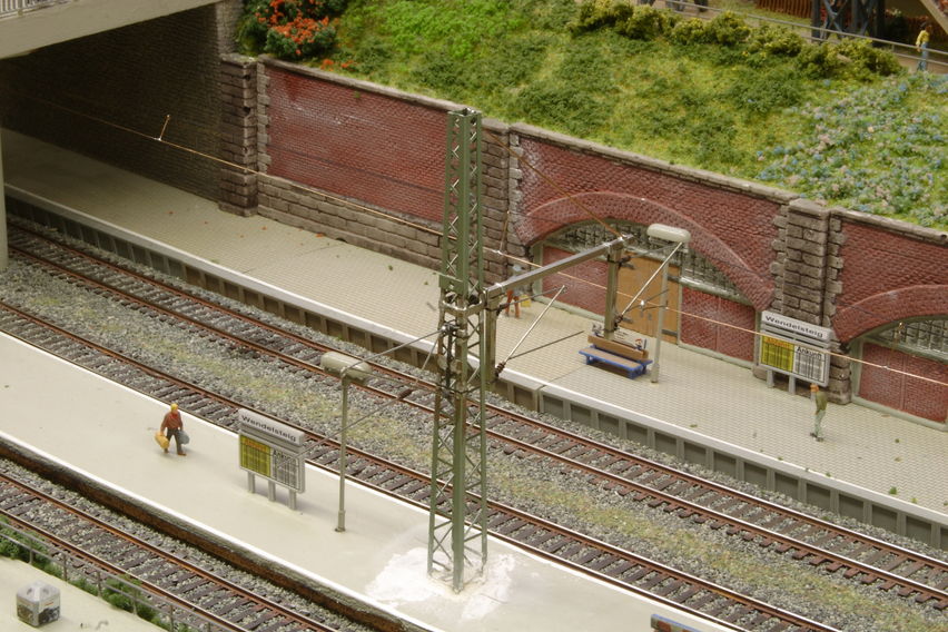 Die Fahrleitung wird vom innersten Gleis zum äussersten Gleis aufgebaut.
Keywords: 2009;Oberleitung;Wendelsteig
