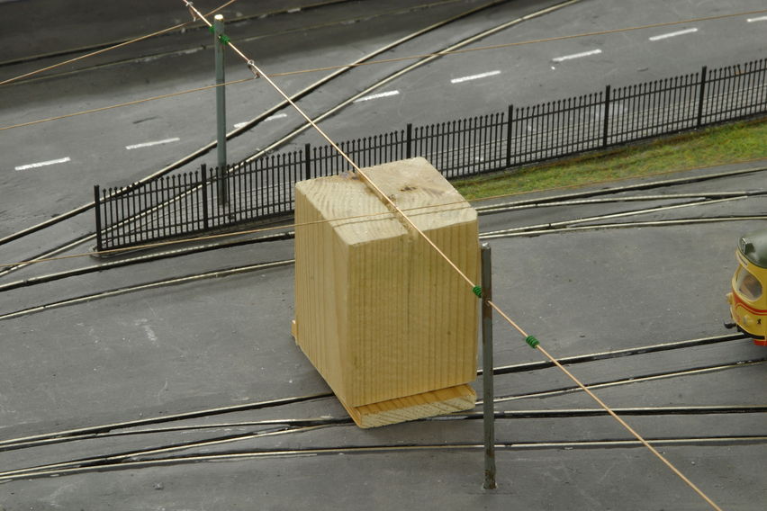 Holzklötzer als Hilfe zum anlöten der Seitenhalter und der Fahrleitung.
Keywords: 2010;Oberleitung;Strassenbahn