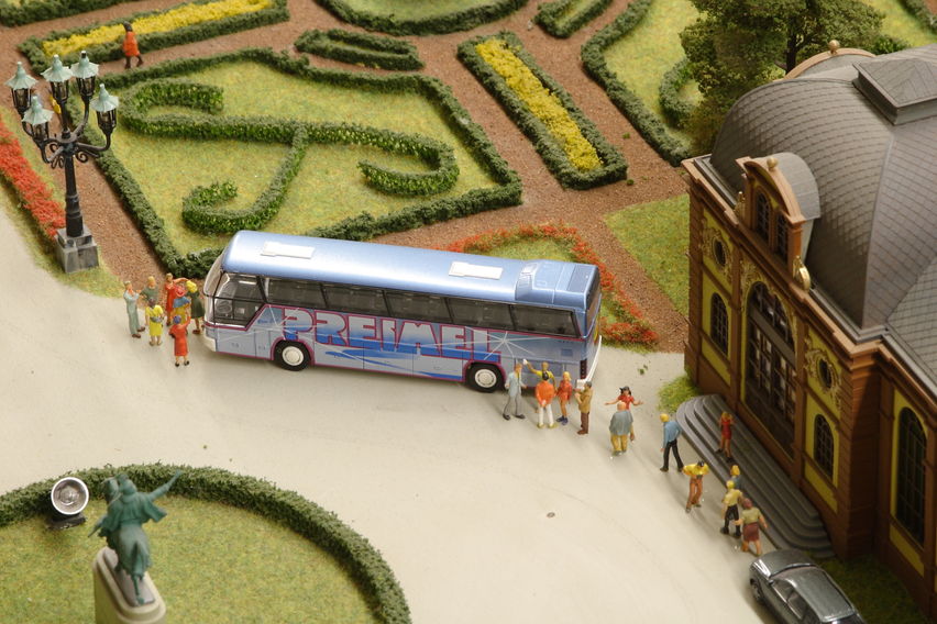 Das Schloß im Jahr 2009
Ein Reisebus mit Besuchern ist angekommen.
Keywords: Schloß; Schloss