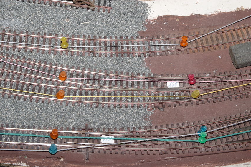 Oberleitungsbau Wendelsteig im Jahre 2006
Mit farbigen Wollfäden oder ähnlichem, wird der Fahrdrahtverlauf mit Nadeln abgesteckt.
Keywords: 2006;Oberleitung; Fahrdraht abstecken