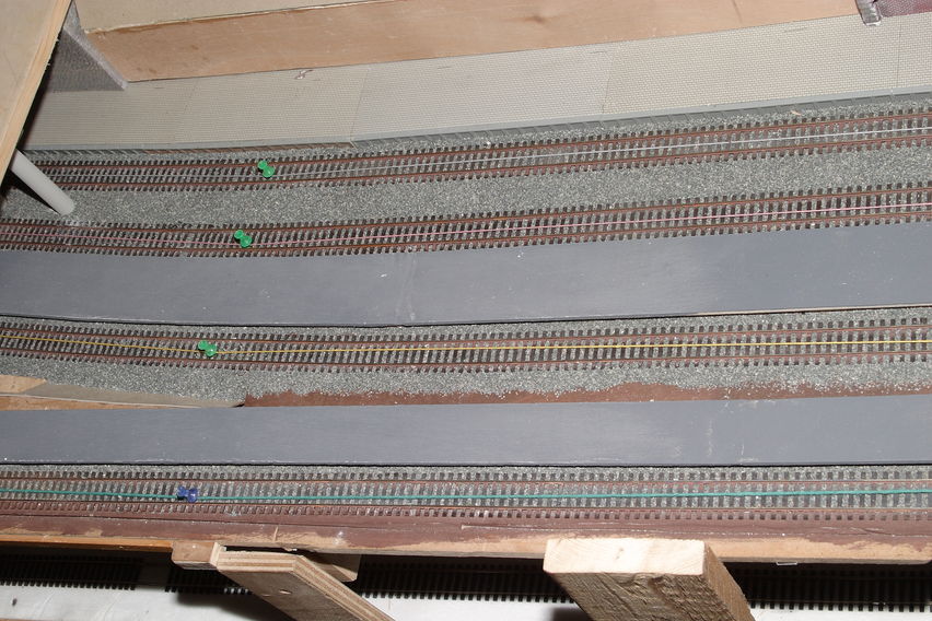 Oberleitungsbau Wendelsteig im Jahre 2006
Mit farbigen Wollfäden oder ähnlichem, wird der Fahrdrahtverlauf mit Nadeln abgesteckt.
Keywords: 2006;Oberleitung; Fahrdraht abstecken