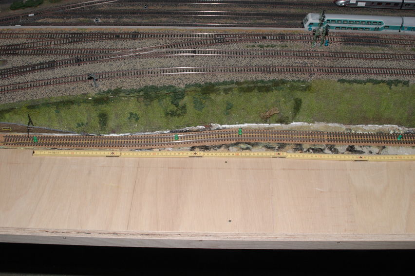 Strassenbahn im Jahr 2009
Man sieht das neu angebaute breitere Brett. Mit den Pinwandnadeln werden die Standorte der Oberleitungsmaste festgelegt. Die bunten Fäden stellt die Oberleitung dar.
Keywords: Strassenbahn; 2009